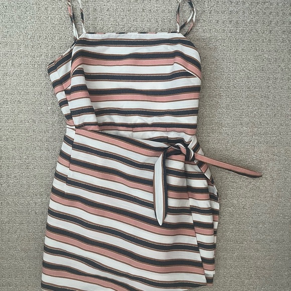 Adelyn Rae romper in size medium in excellent condition. - Picture 2 of 3